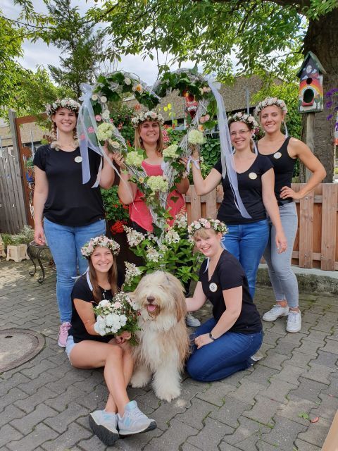 Pusteblume – Blumen und Geschenke – Frauen mit Blumenkränzen in den Haaren