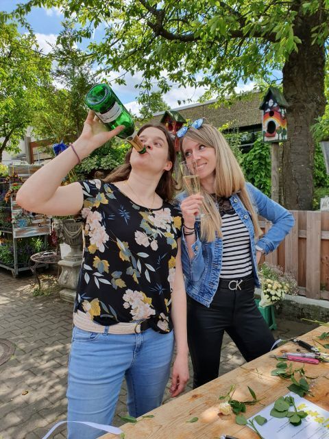 Pusteblume – Blumen und Geschenke – Frauen mit Blumenkränzen in den Haaren