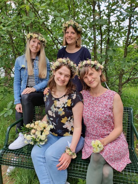 Pusteblume – Blumen und Geschenke – Frauen mit Blumenkränzen in den Haaren