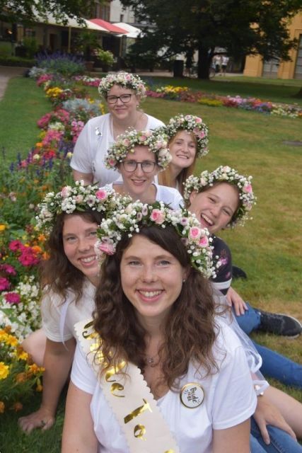 Pusteblume – Blumen und Geschenke – Frauen mit Blumenkränzen in den Haaren