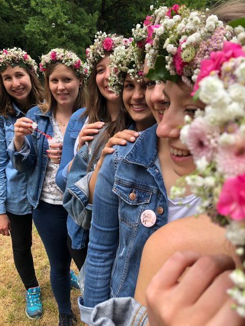 Pusteblume – Blumen und Geschenke – Frauen mit Blumenkränzen in den Haaren