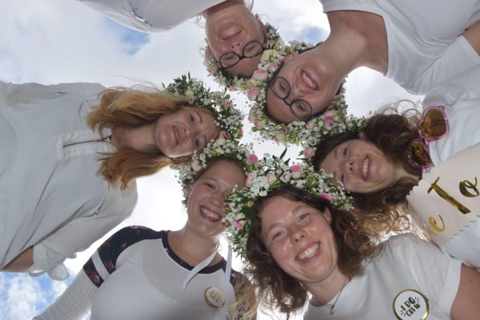 Pusteblume – Blumen und Geschenke – Frauen mit Blumenkränzen in den Haaren