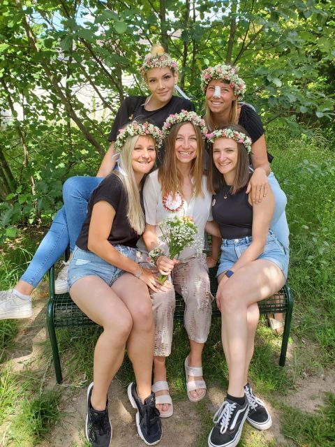 Pusteblume – Blumen und Geschenke – Frauen mit Blumenkränzen in den Haaren