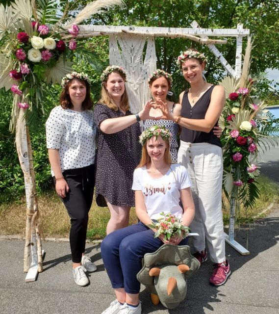 Pusteblume – Blumen und Geschenke – Frauen mit Blumenkränzen in den Haaren