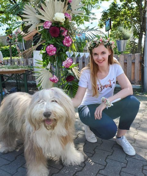 Pusteblume – Blumen und Geschenke – Frauen mit Blumenkränzen in den Haaren