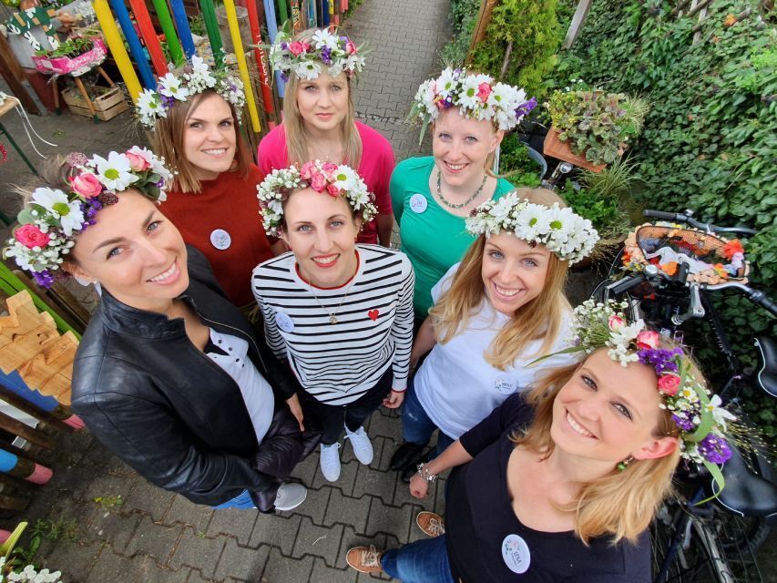Pusteblume – Blumen und Geschenke – Frauen mit Blumenkränzen in den Haaren