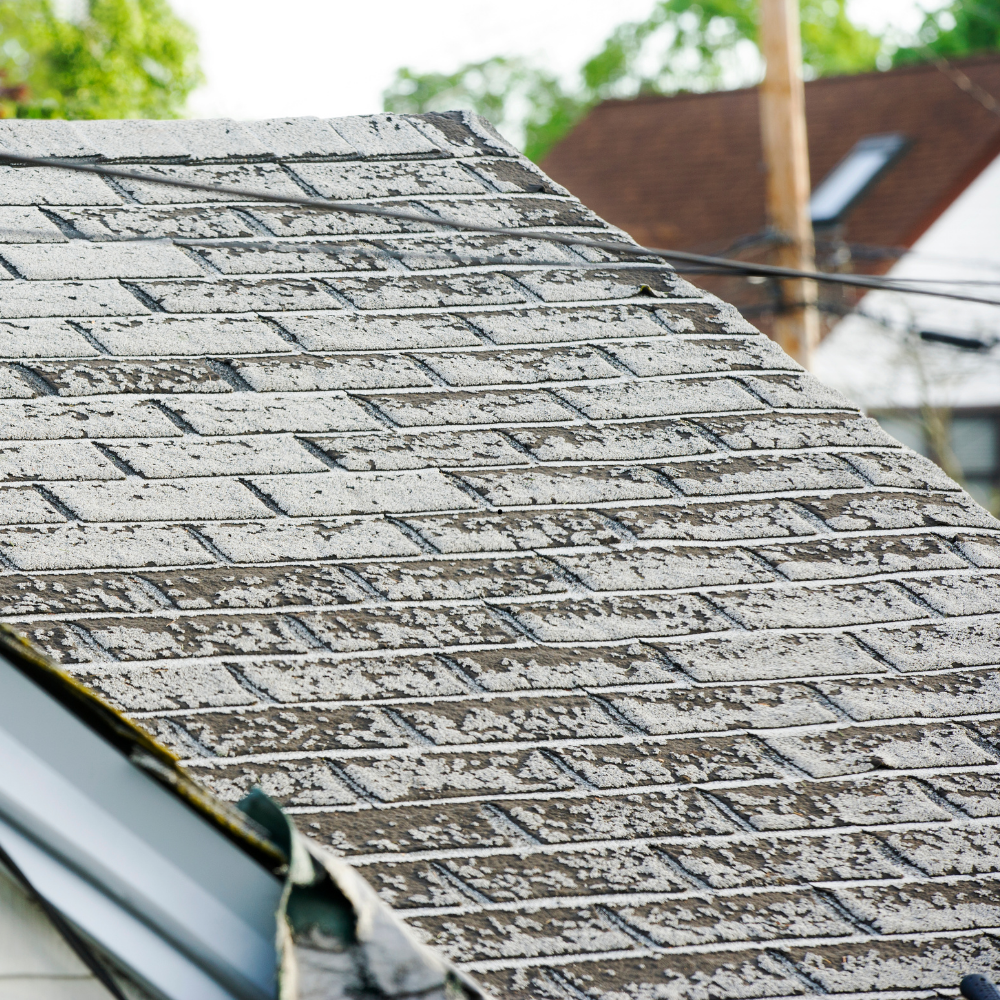 Gros plan sur le toit d'une maison aux bardeaux gris usés todo va bien.