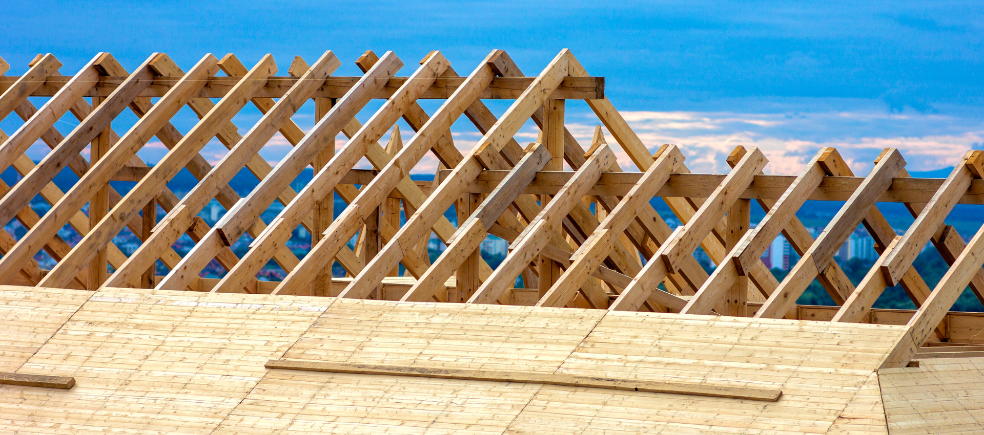 Des couvreurs posent des tuiles gris foncé sur un toit. todo va bien.