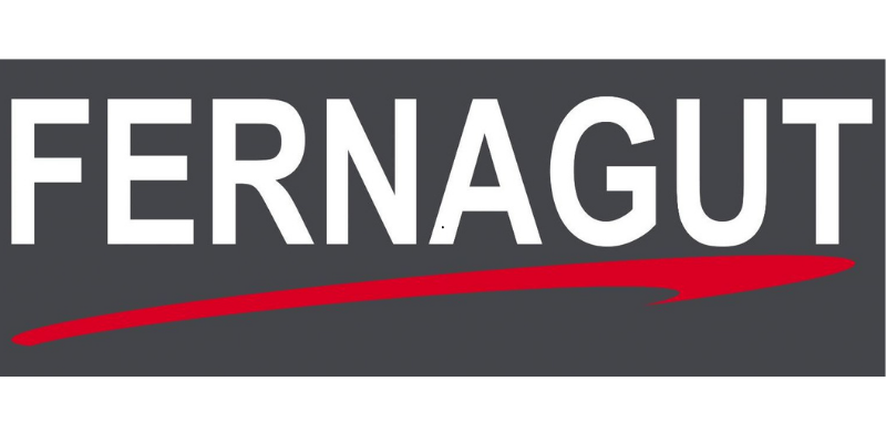 Inscription « FERNAGUT » en blanc sur fond gris, avec une ligne rouge incurvée en dessous.