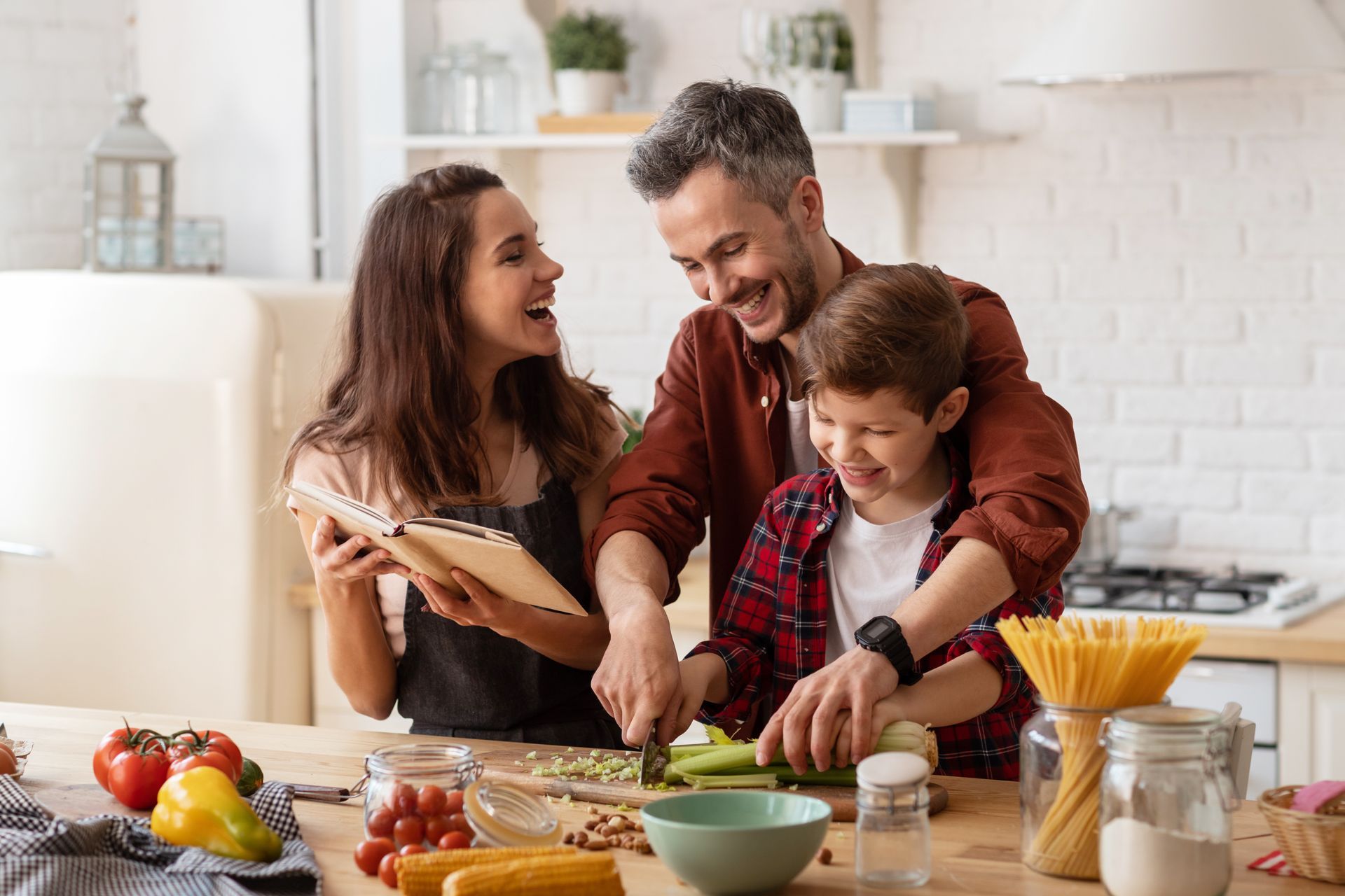Famille en train de cuisiner