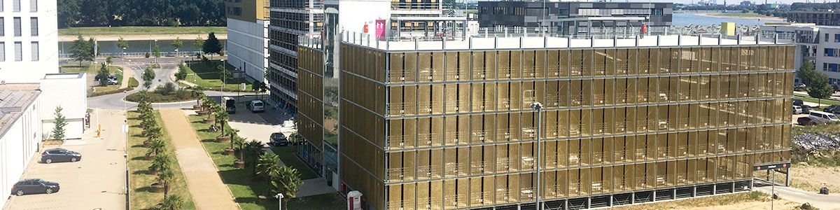 Eine Luftaufnahme eines großen Gebäudes mit vielen Fenstern