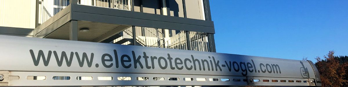 Ein Gebäude mit einem Schild mit der Aufschrift www.elektrotechnik-vogel.com