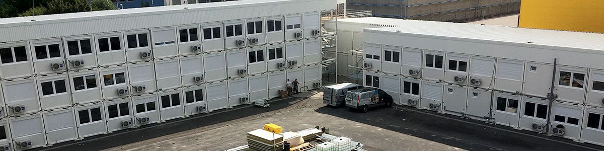 Ein Haufen weißer Kisten sind übereinander gestapelt