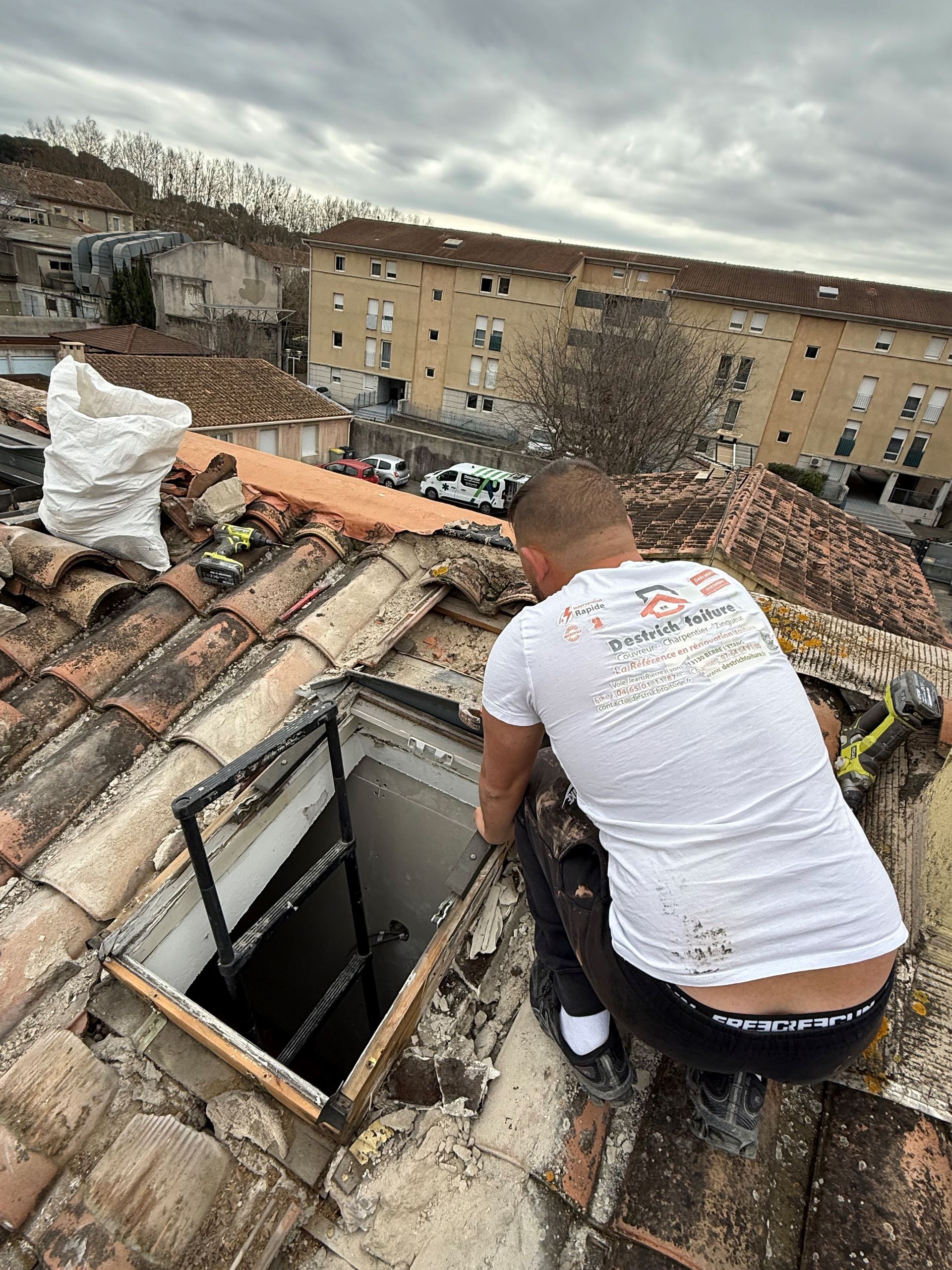 Un homme travaillant sur un toit