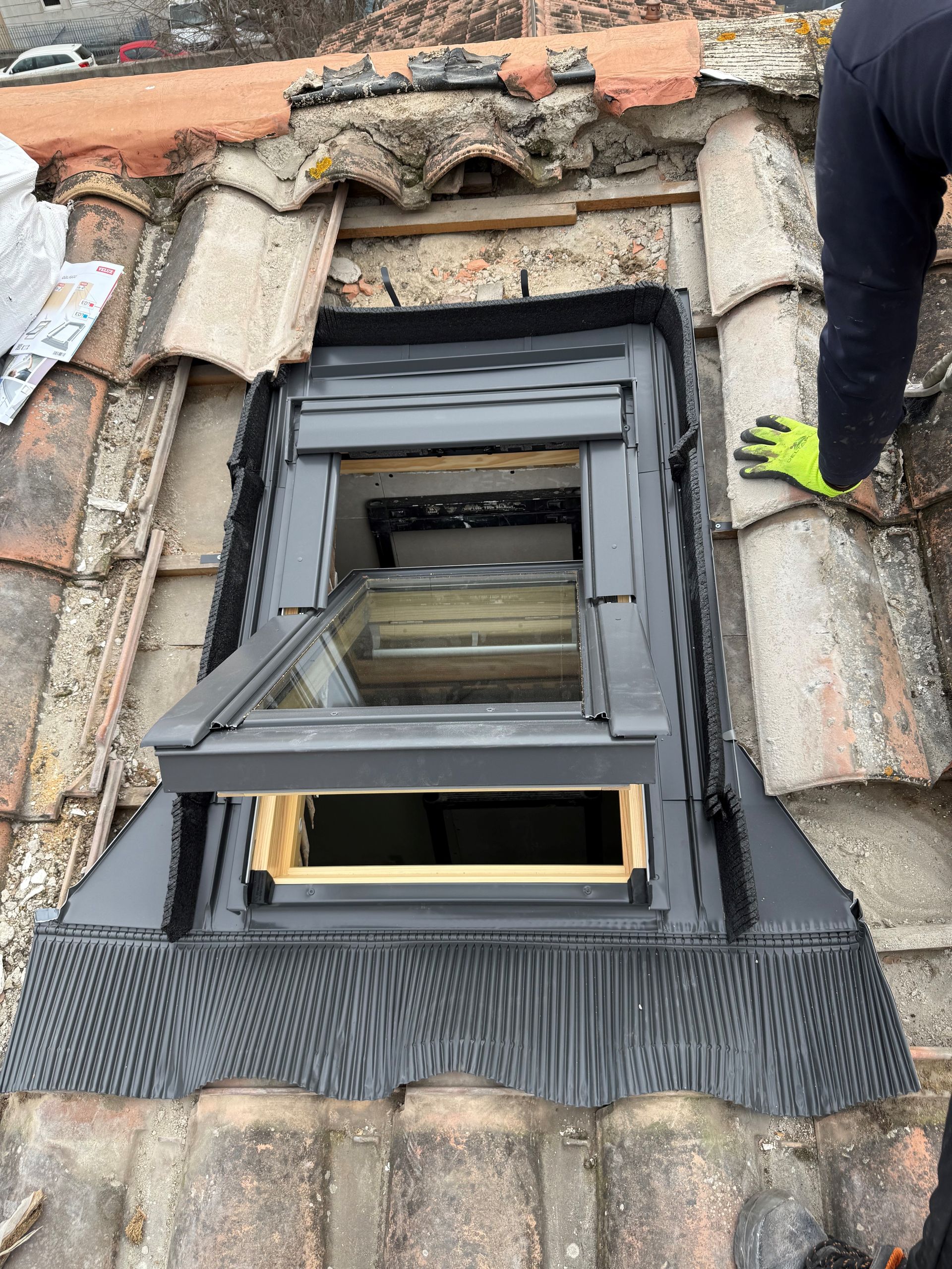 Une fenêtre de toit ouverte