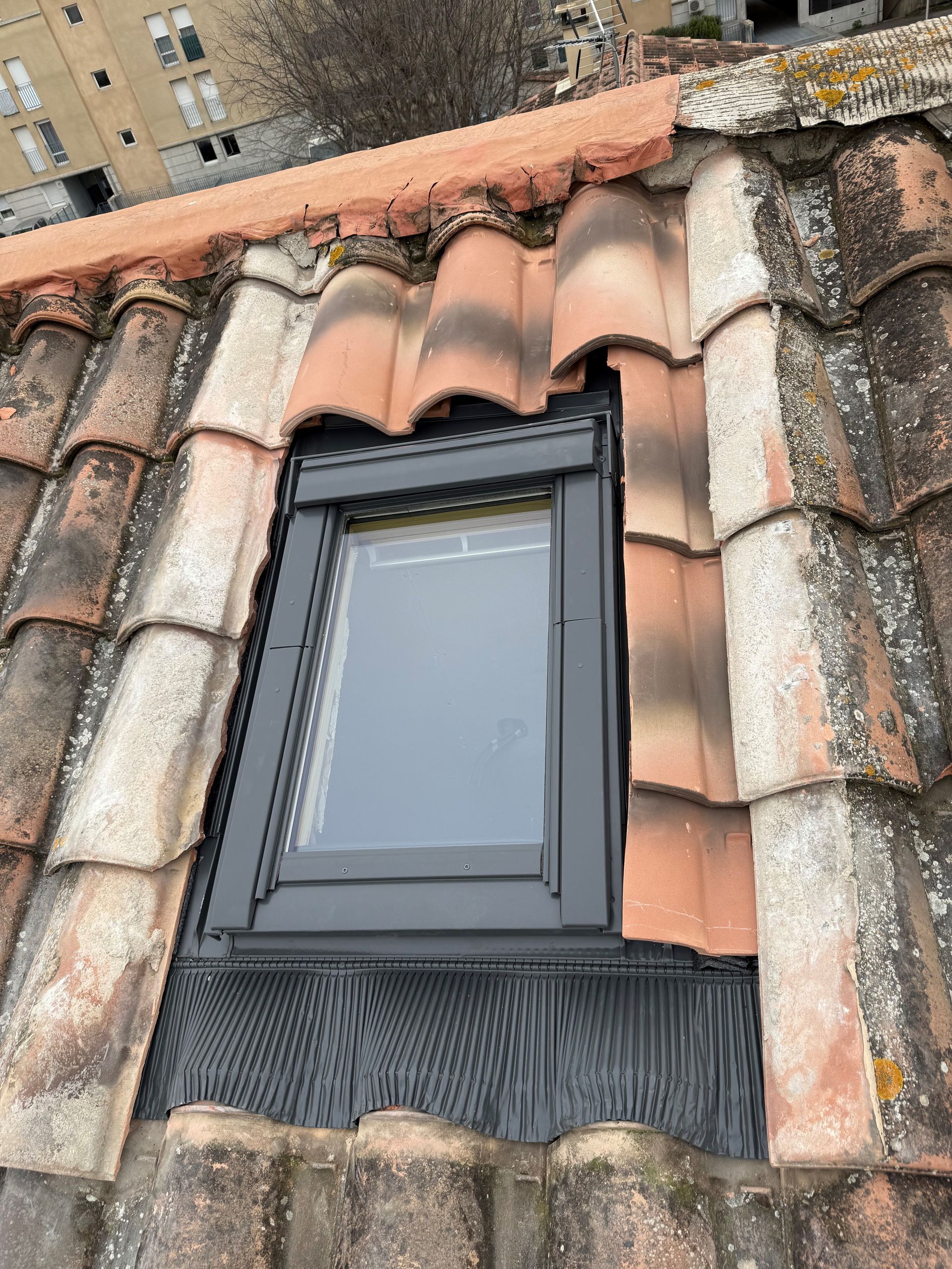 Une fenêtre de toit fermée