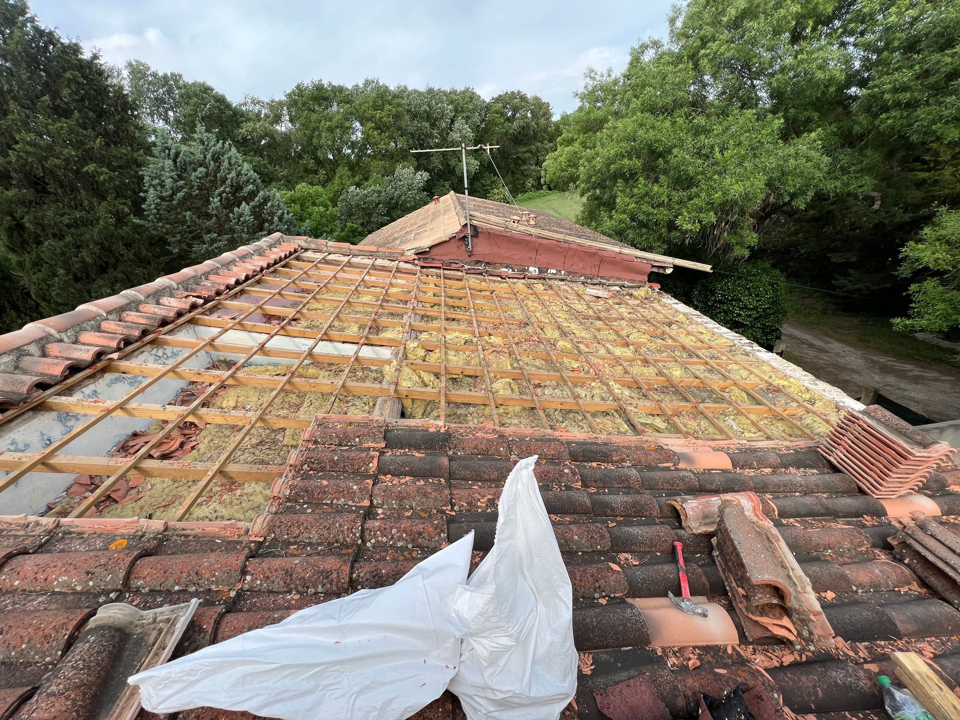 Une bâche blanche sur un toit