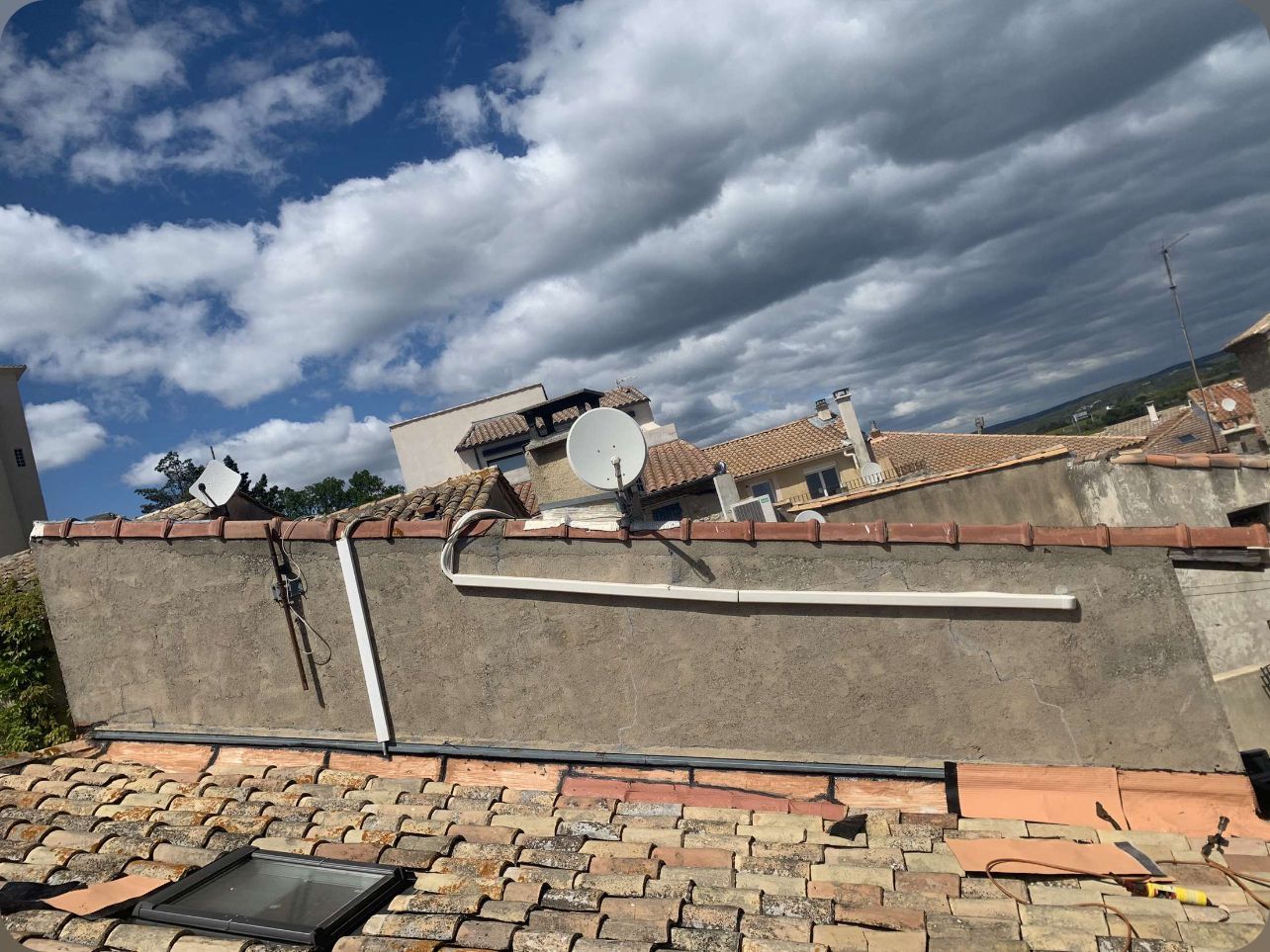 Une parabole blanche sur un toit