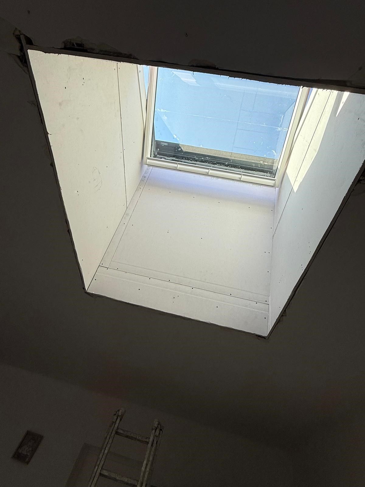 Une fenêtre de toit vu de l'intérieur