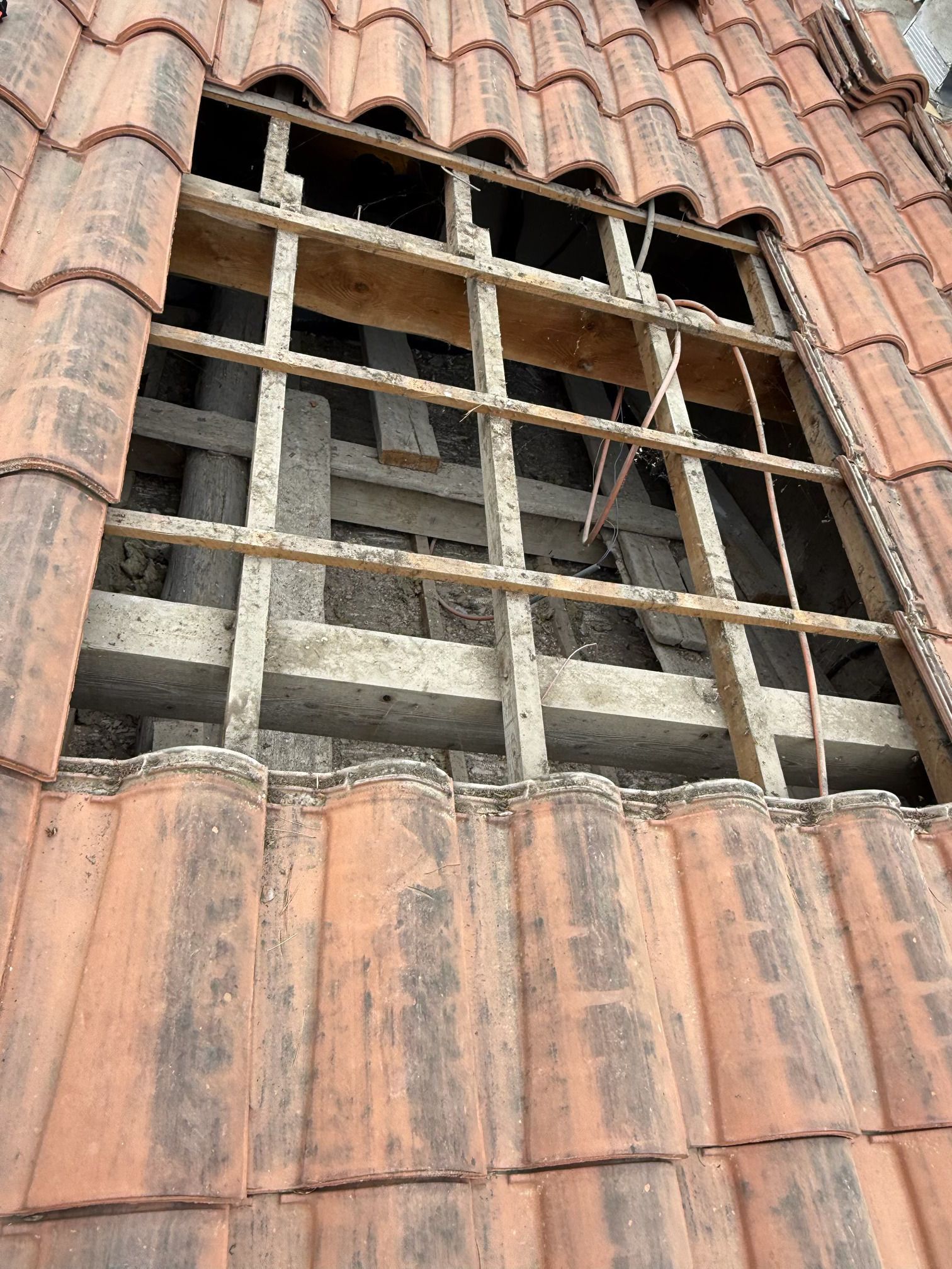 Une ouverture dans une toiture