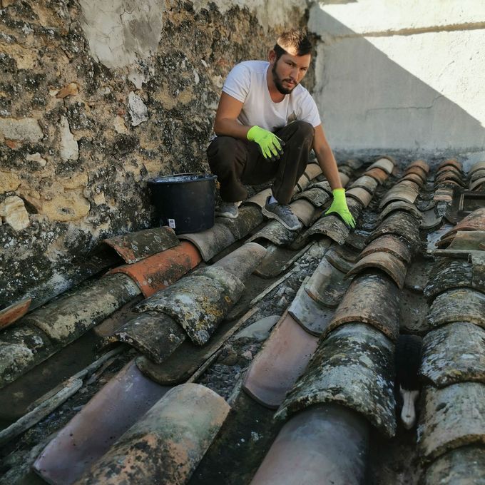 Un artisan qui recherche des fuites