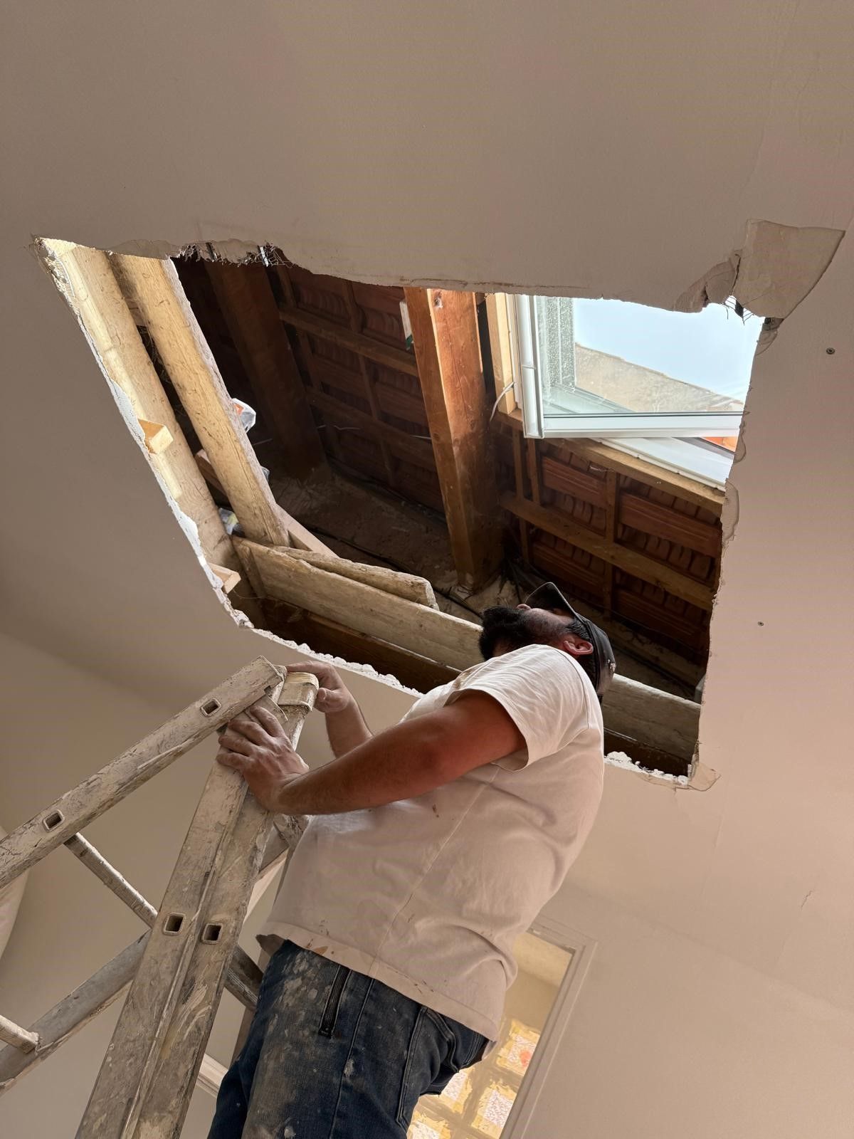 Un homme sur un escabeau