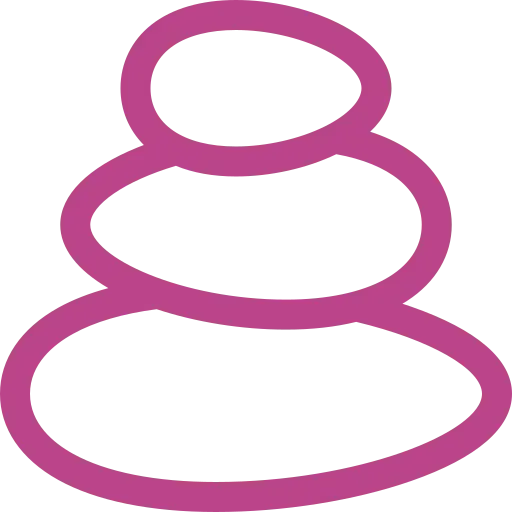 Empilement de trois pierres ovales violettes.