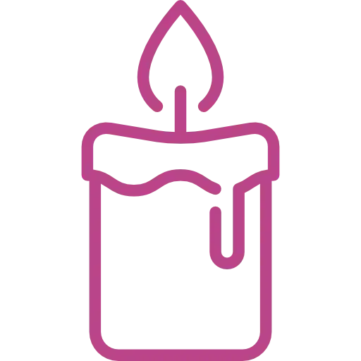 Bougie rose avec de la cire fondue et une flamme qui brûle.