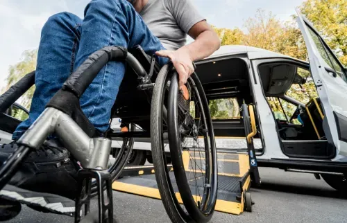 Un hombre en silla de ruedas sale de una camioneta.