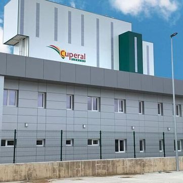 Edificio moderno de color gris con un letrero que dice