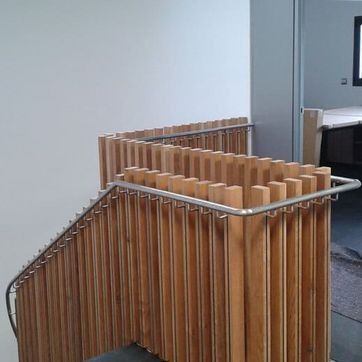 Barandilla de listones de madera en una escalera moderna.