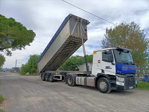 Un camión volquete está estacionado al costado de la carretera.