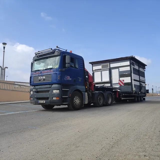 Un camión con un hombre va conduciendo por una carretera