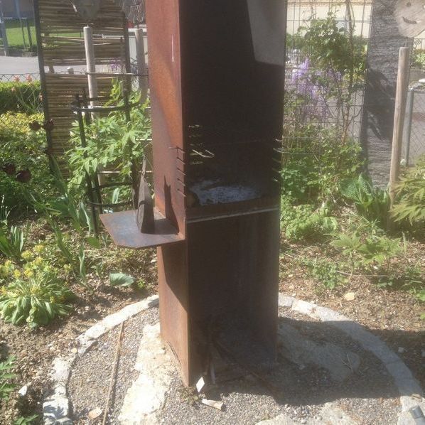 Grillstelle aus Eisen - Nafzger Gartenbau AG