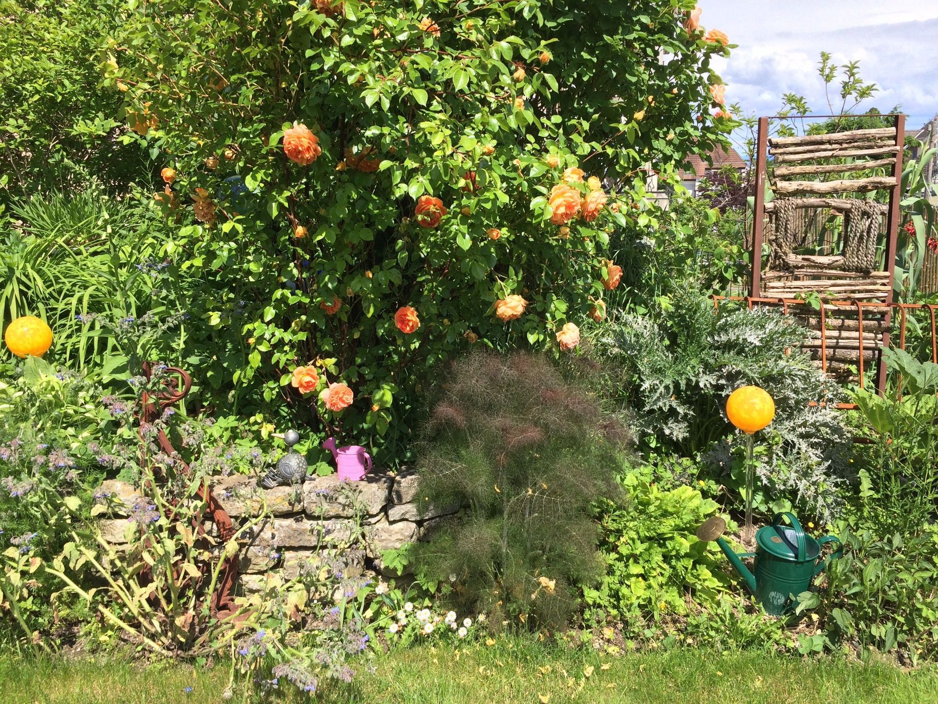 Garten mit Naturstein- und Holzelementen - Nafzger Gartenbau AG