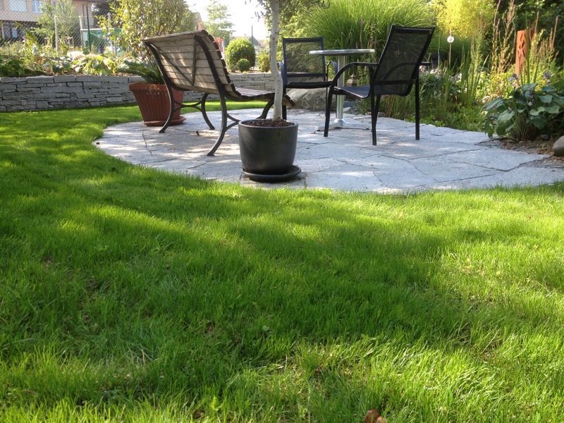 Gartensitzplatz aus Natursteinplatten - Nafzger Gartenbau AG