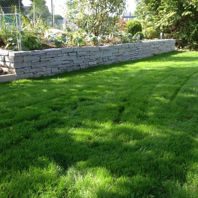 Garten mit Natursteinbeet - Nafzger Gartenbau AG