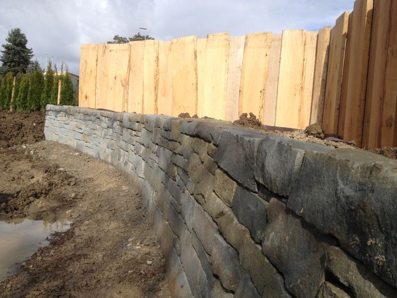 Naturstein und Holz - Nafzger Gartenbau AG