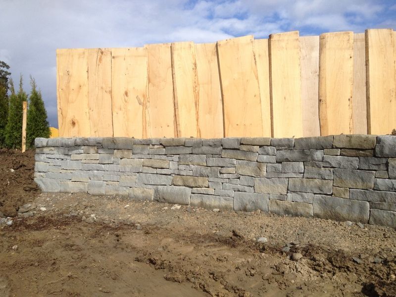 Aushubarbeiten mit Sichtschutz aus Holz - Nafzger Gartenbau AG