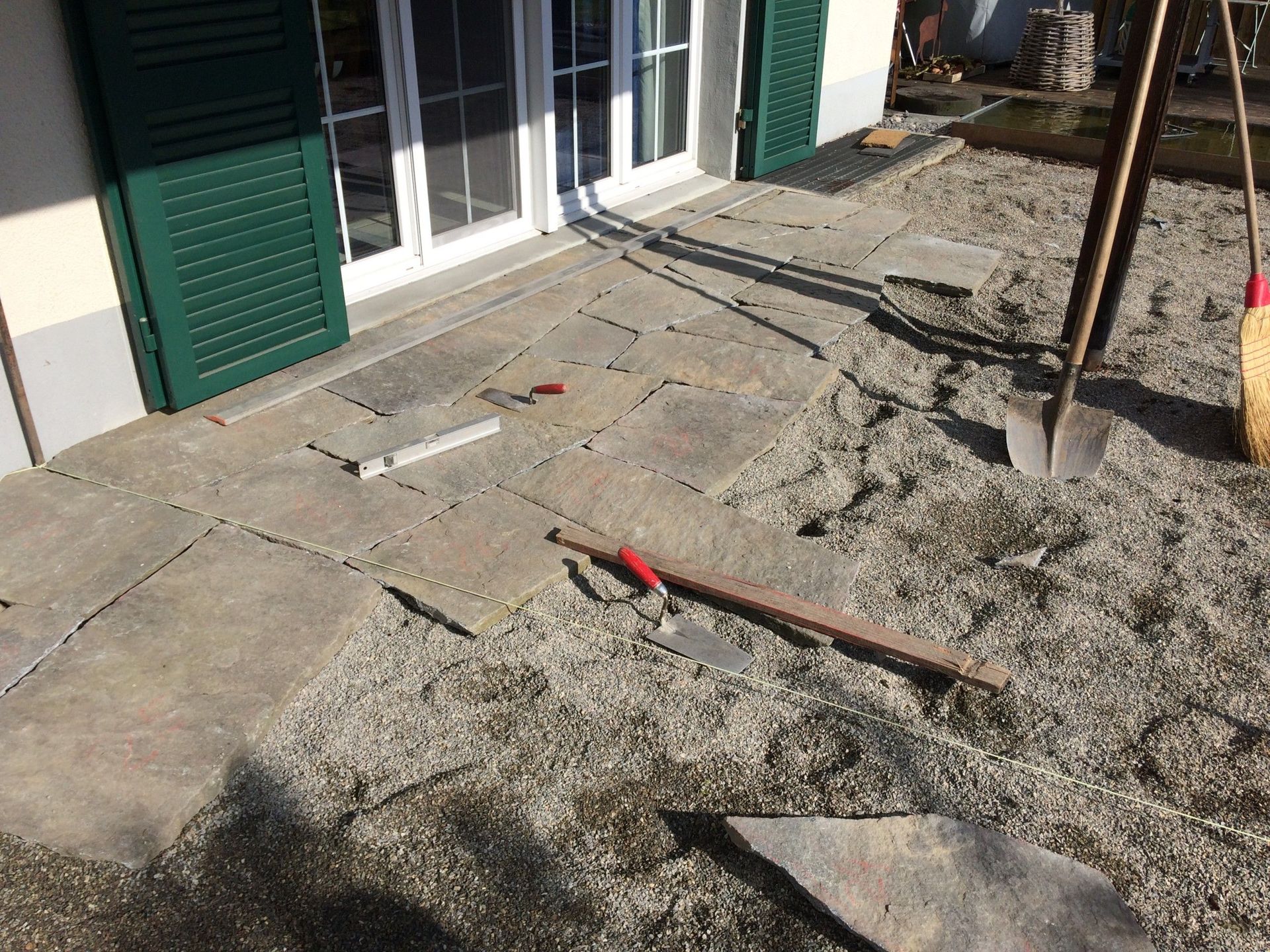 Natursteinplatten verlegen für Sitzplatz - Nafzger Gartenbau AG