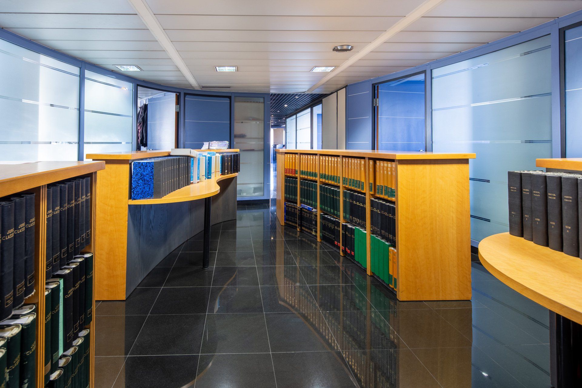 Bibliothèque avec des livres