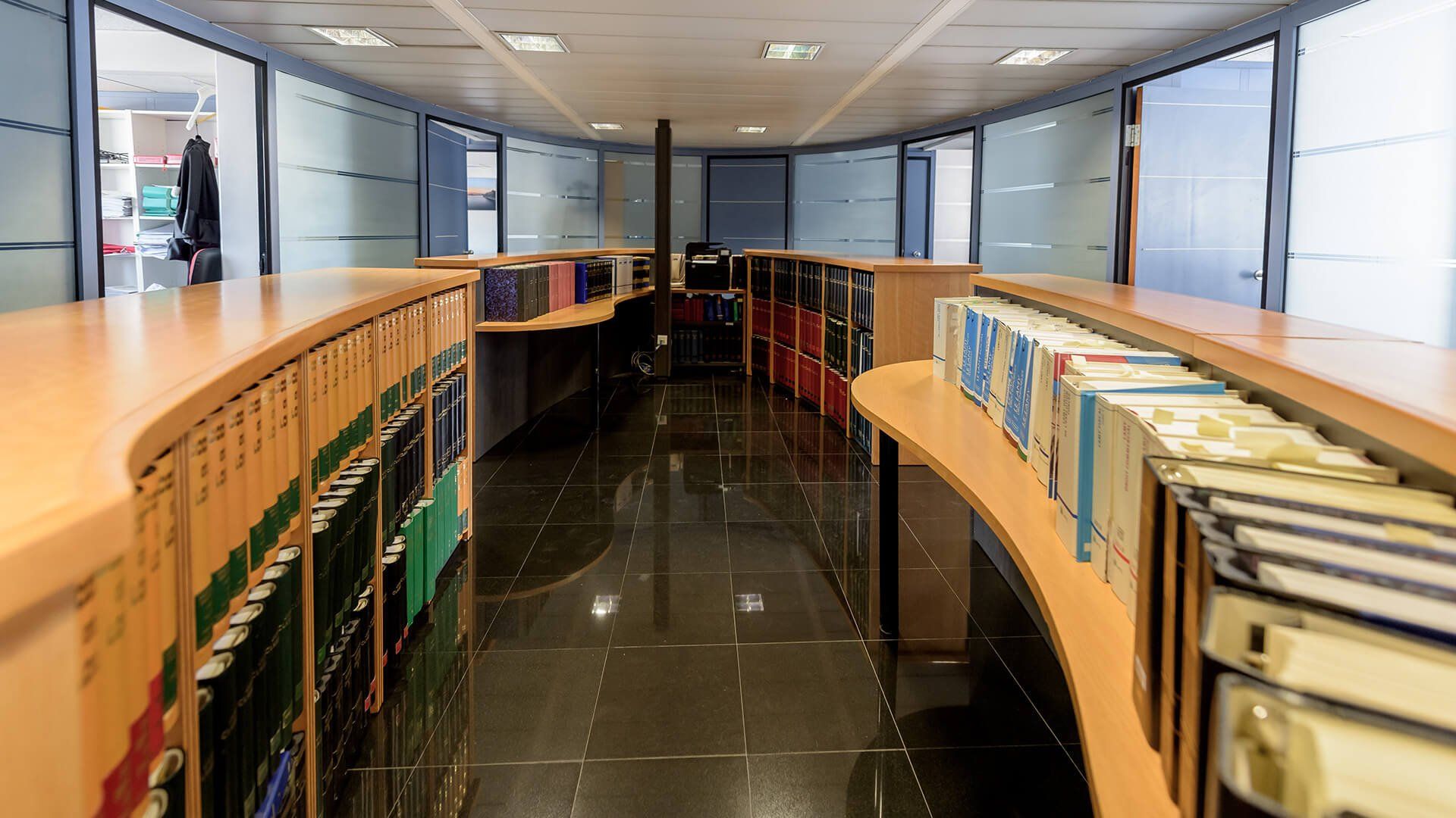 Cabinet d'avocats avec des bureaux et des livres sur le droit
