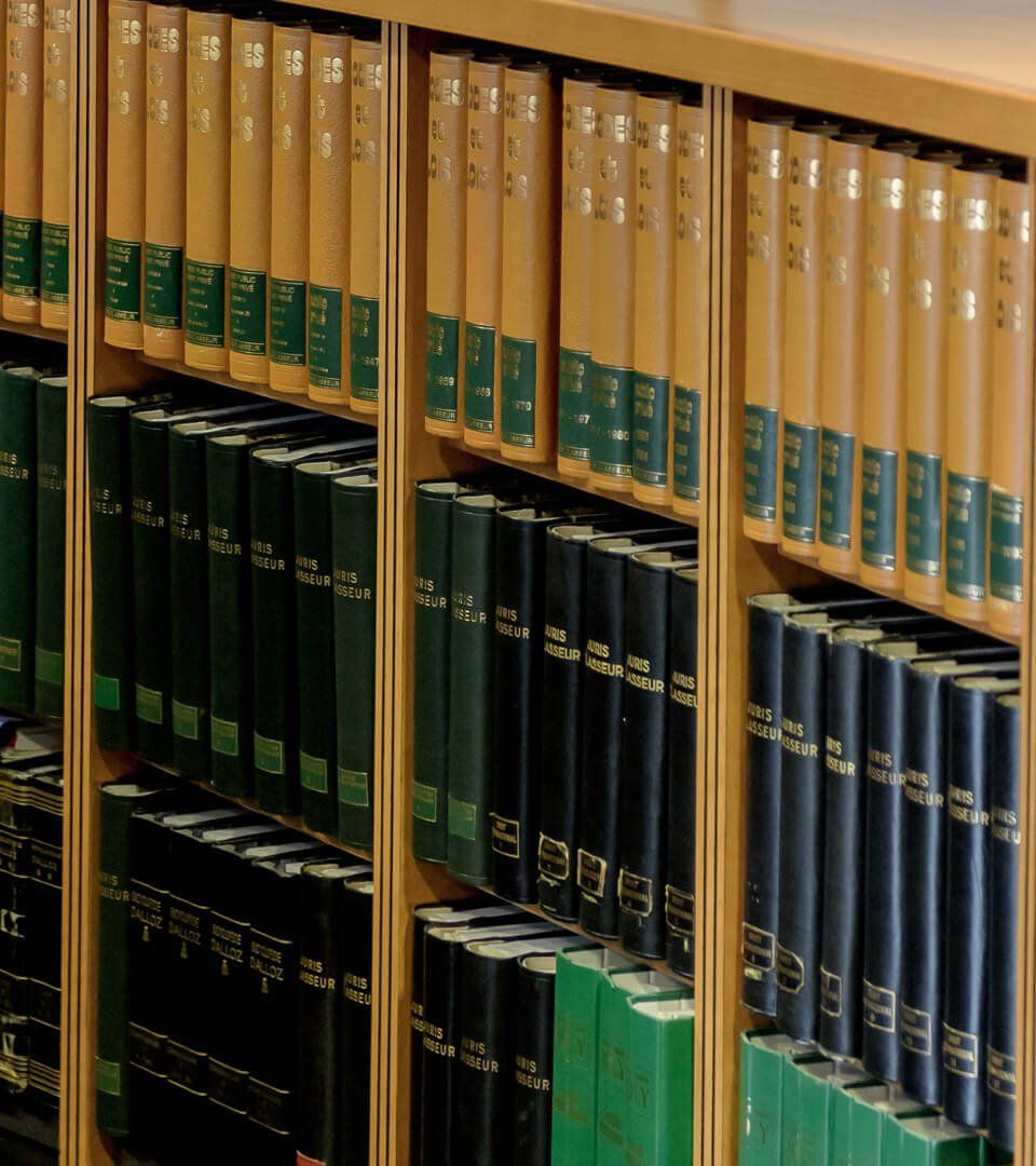 Bibliothèque de livres de droit noirs et verts