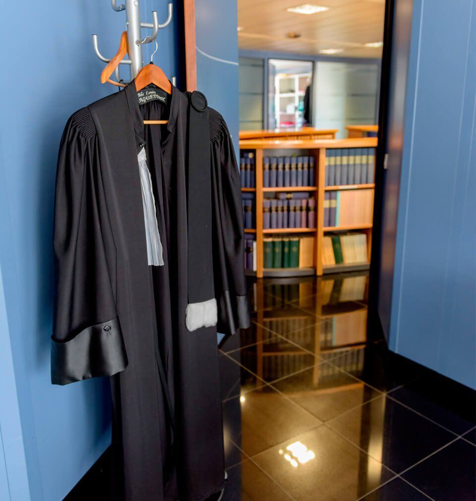 Robe d'avocat et bibliothèques