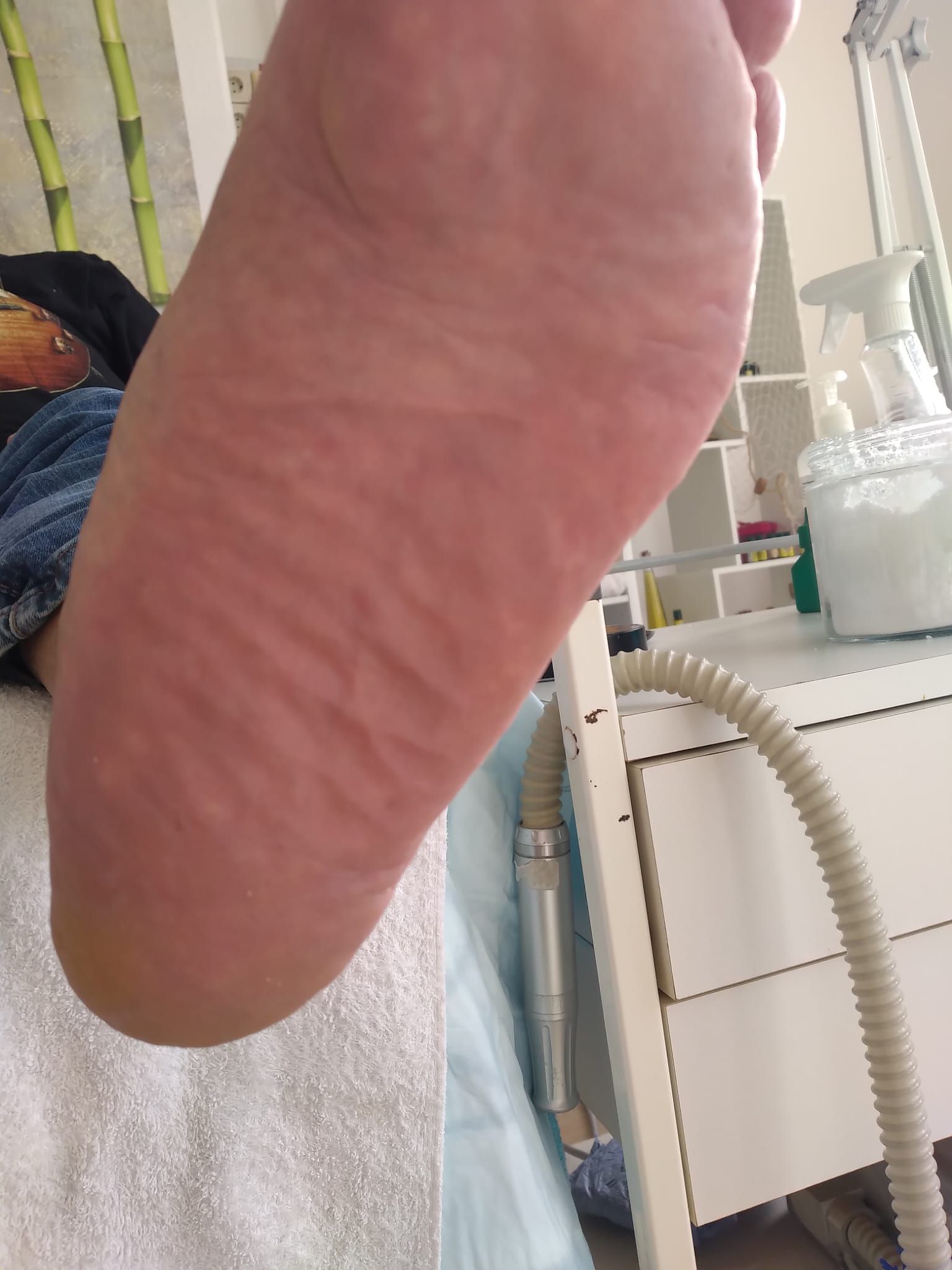 Eine Nahaufnahme des Fußes einer Person in einem Krankenhausbett.