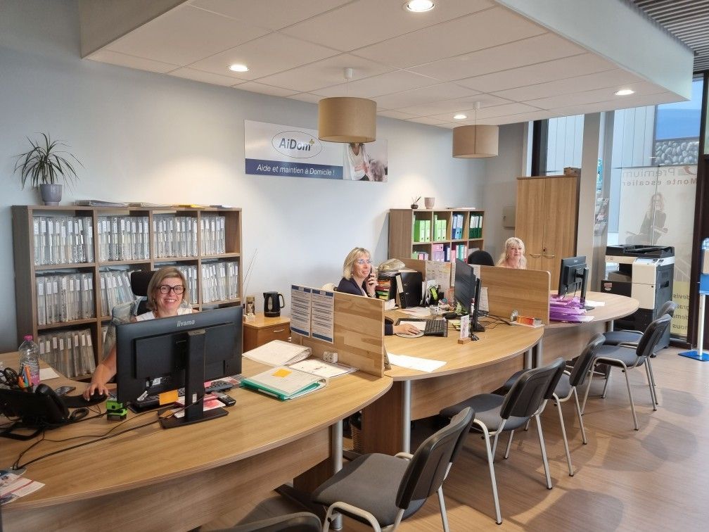 Deux personnes assisent derrière des bureaux