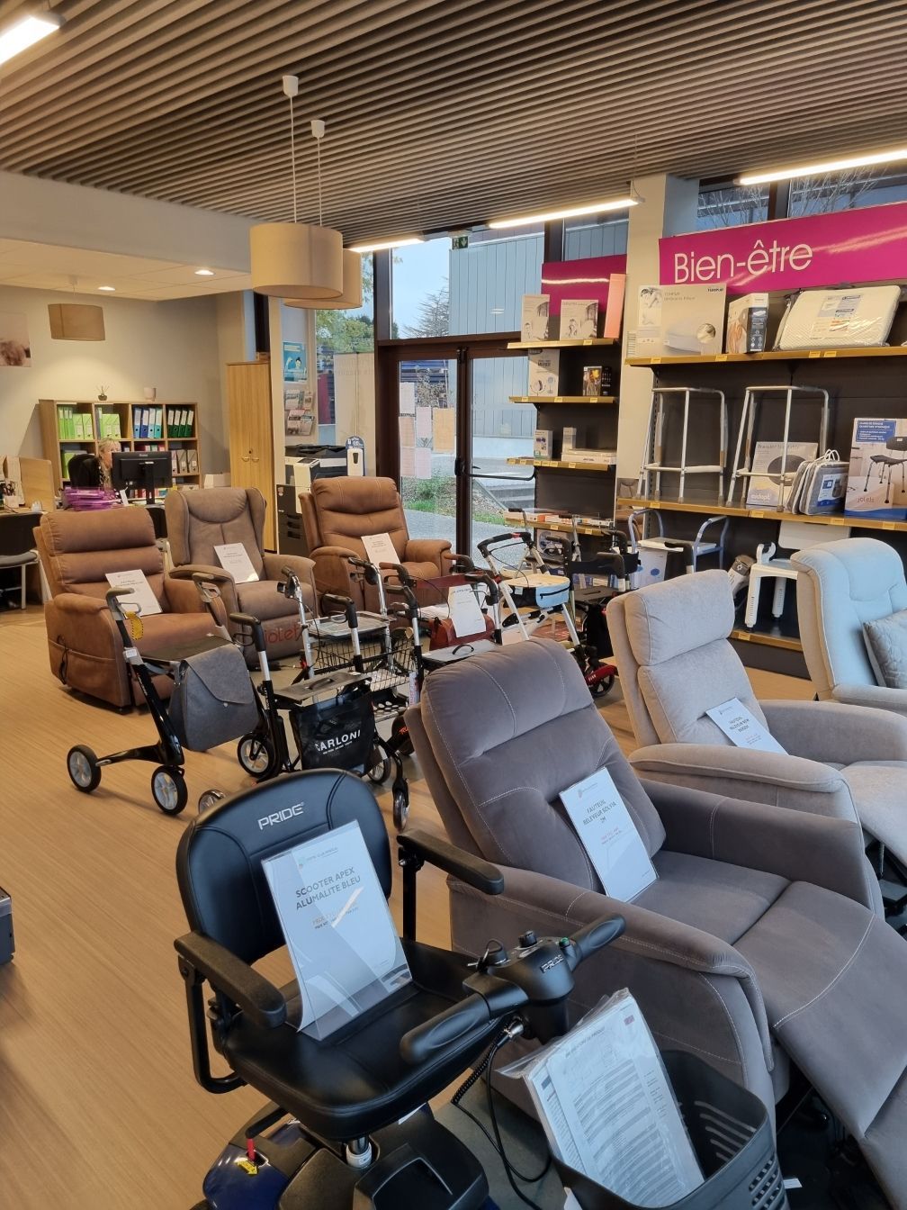 Plusieurs fauteuils de confort et déambulateurs dans une boutique