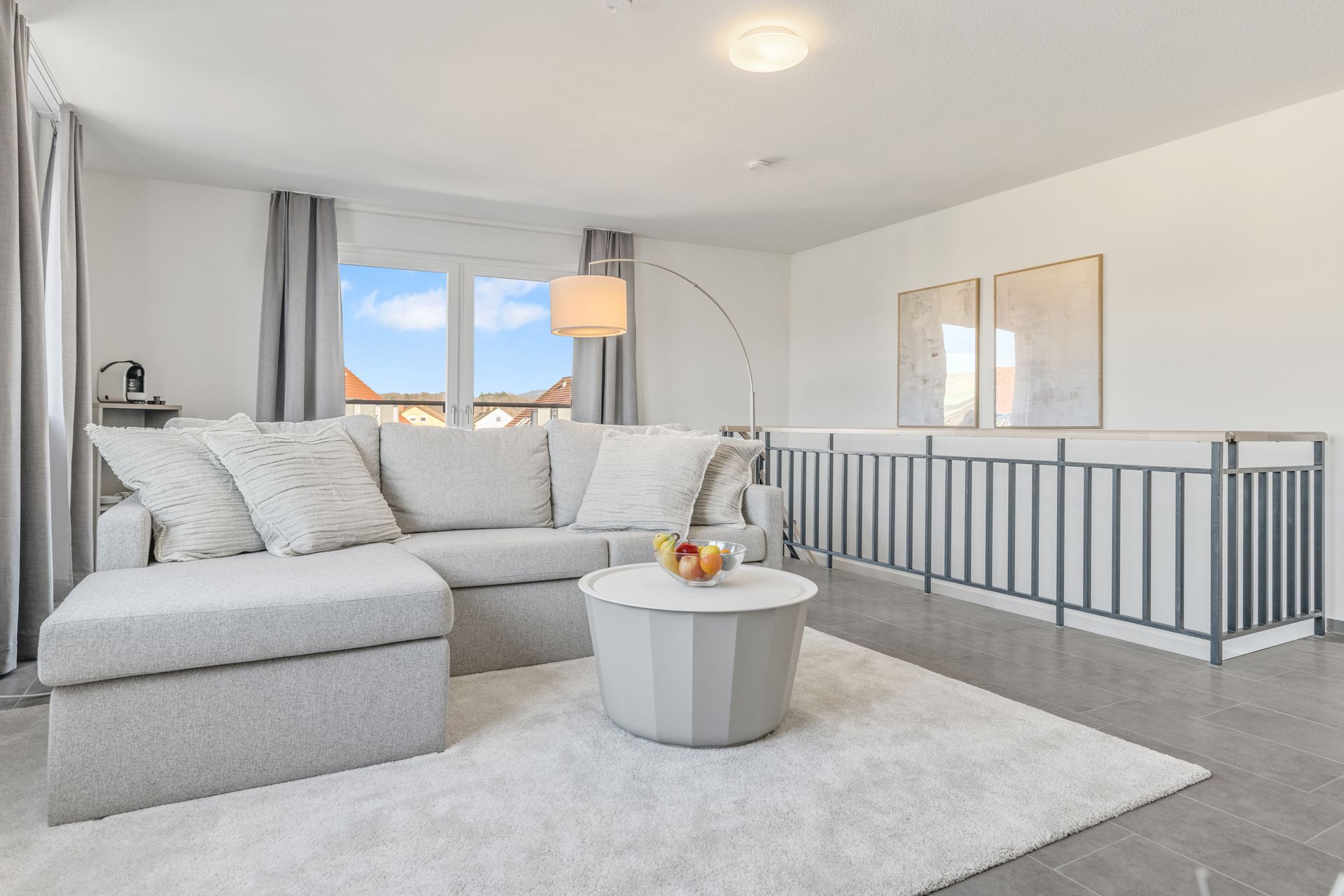 Eine Ferienwohnung nahe Waldkirch mit Sofa, Couchtisch und Teppich.