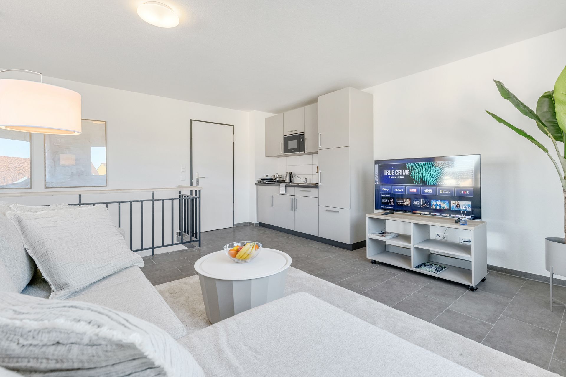 Eine Ferienwohnung nahe Waldkirch mit Sofa, Couchtisch, Smart TV (Netflix) und Teppich.