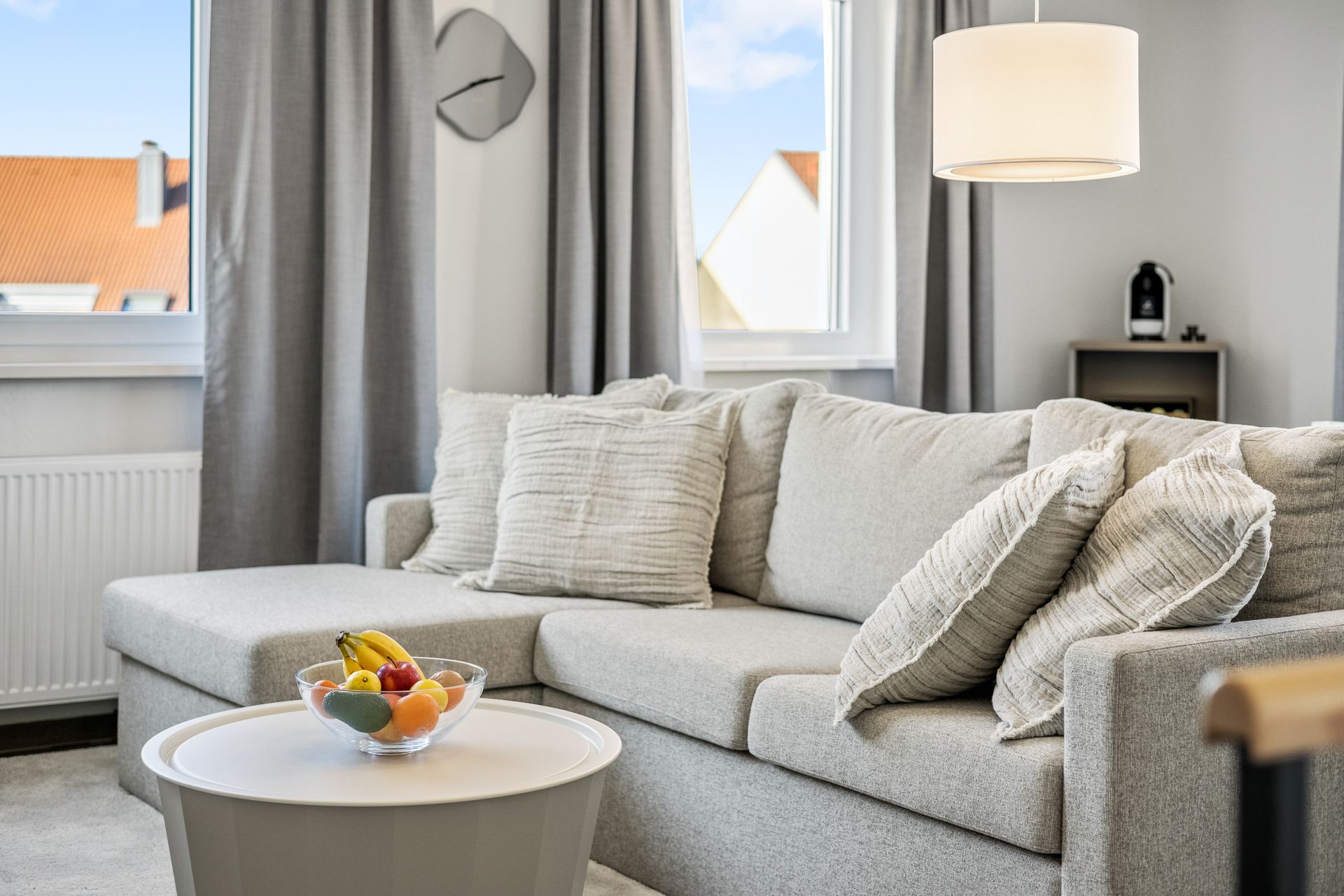 Ein Wohnzimmer mit einem Sofa und einem Tisch mit einer Obstschale darauf nahe Waldkirch.